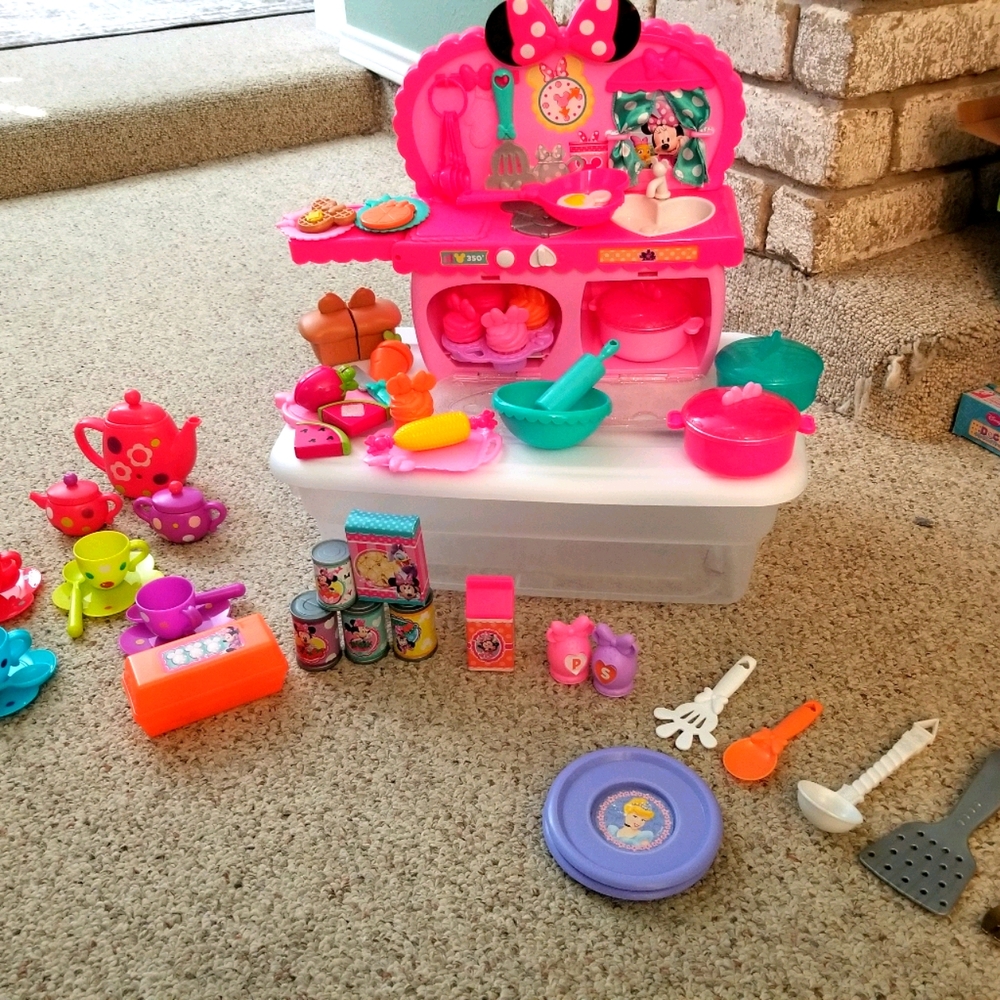 Disney Minnie Mouse Full Play Kitchen with bonus